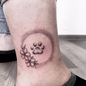 Tetování ve stylu dotwork. Motiv květiny, zvířata. Malá kérka.