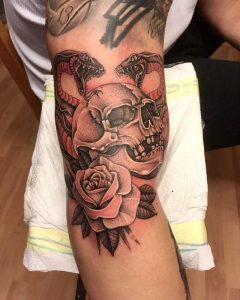 Tetování ve stylu realistic. Motiv květiny, lebka, zvířata. Střední kérka. Tetoval Barev Stoyan.