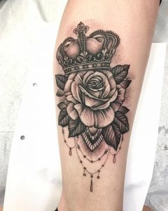 Tetování ve stylu traditional. Motiv květiny. Střední kérka. Tetoval Barev Stoyan.