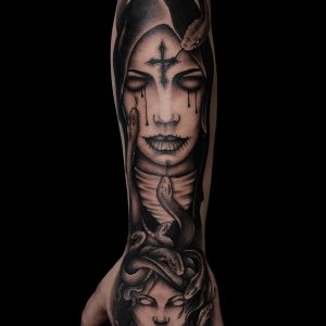 Tetování ve stylu blackwork. Motiv portrét. Střední kérka.
