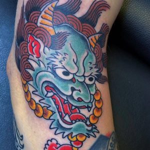 Tetování ve stylu traditional. Motiv asie. Střední kérka.