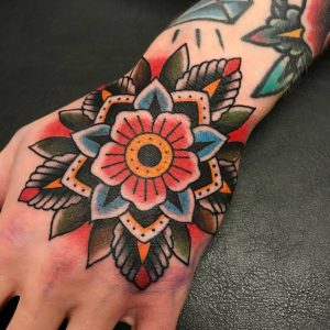 Tetování ve stylu traditional. Motiv květiny. Malá kérka.