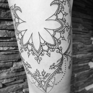 Tetování ve stylu linework. Motiv ornamenty. Střední kérka.