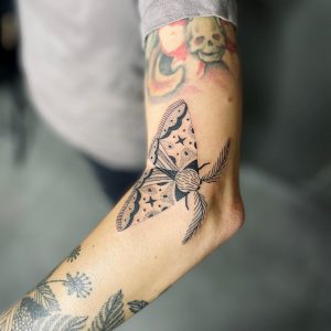 Tetování ve stylu blackwork, dotwork. Motiv zvířata. Malá kérka.