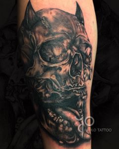Tetování ve stylu black and grey, realistic. Motiv lebka. Střední kérka.