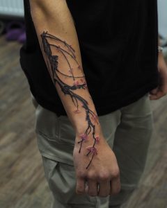 Tetování ve stylu linework. Motiv příroda. Střední kérka.