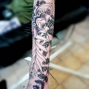 Tetování ve stylu blackwork. Motiv květiny. Střední kérka.