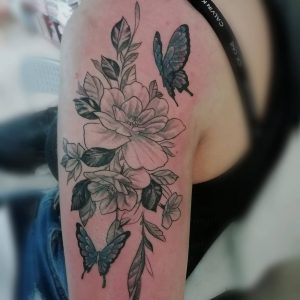 Tetování ve stylu black and grey. Motiv květiny. Malá kérka.