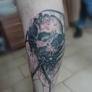 Tetování ve stylu black and grey. Motiv lebka. Střední kérka.