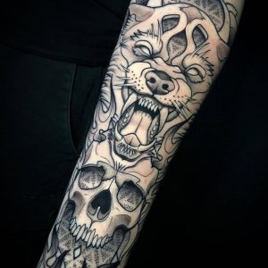 Tetování ve stylu neotraditional. Motiv lebka, zvířata. Střední kérka.
