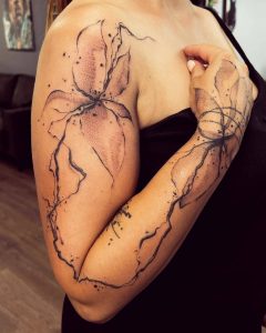 Tetování ve stylu blackwork. Motiv abstrakce. Velká kérka. Tetovala Týna.