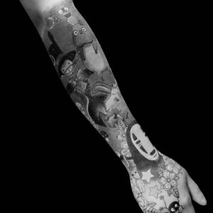 Tetování ve stylu black and grey. Motiv komiks. Střední kérka.
