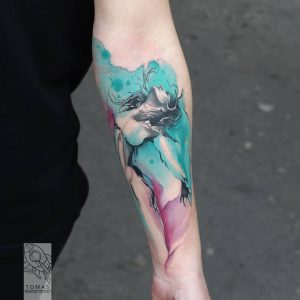 Tetování ve stylu watercolor. Motiv abstrakce. Střední kérka. Tetoval Tomáš Fiala.