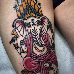 Tetování ve stylu traditional. Motiv fantasy, zvířata. Střední kérka. Tetoval Jakub Koťátko.