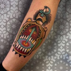 Tetování ve stylu traditional. Motiv fantasy. Střední kérka. Tetoval Panki.