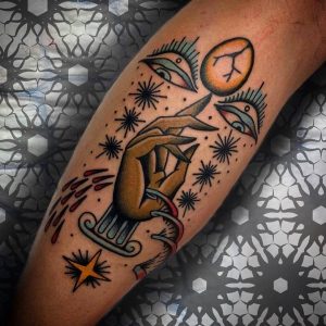Tetování ve stylu traditional. Motiv abstrakce. Střední kérka. Tetoval Panki.