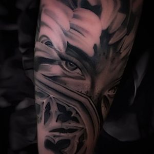 Tetování ve stylu black and grey. Motiv abstrakce. Střední kérka.