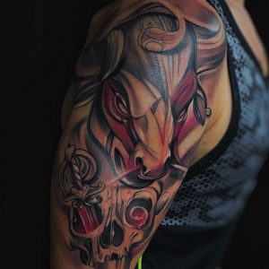 Tetování ve stylu blackwork, watercolor. Motiv lebka, zvířata. Střední kérka.