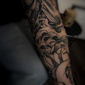 Tetování ve stylu blackwork. Motiv abstrakce. Velká kérka.