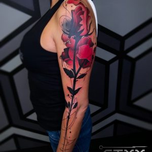 Tetování ve stylu watercolor. Motiv květiny. Velká kérka.