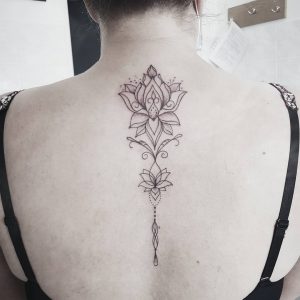 Tetování ve stylu fineline. Motiv květiny. Střední kérka. Tetovala Taisha Taishová.