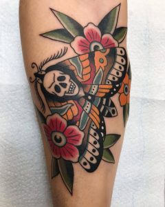 Tetování ve stylu traditional. Motiv květiny. Střední kérka. Tetoval Tarlito.