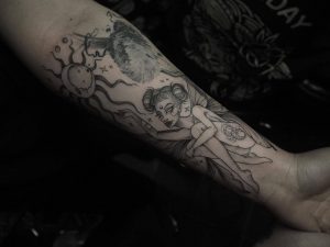 Tetování ve stylu blackwork. Motiv fantasy, lidé. Střední kérka. Tetovala Taly.