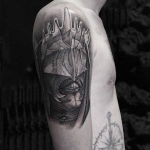 Tetování ve stylu black and grey. Motiv fantasy. Střední kérka. Tetoval Martin Žinčík.