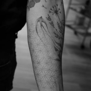 Tetování ve stylu fineline. Motiv geometrie. Střední kérka.