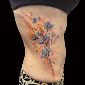 Tetování ve stylu watercolor. Motiv květiny. Střední kérka. Tetoval Lukáš Solík.