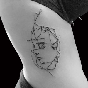 Tetování ve stylu linework. Motiv portrét. Malá kérka. Tetoval Michal Kocián.