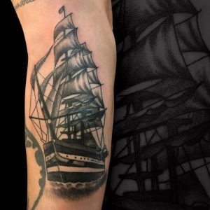 Tetování ve stylu black and grey, realistic. Motiv předměty. Střední kérka. Tetoval Patrik Herman.