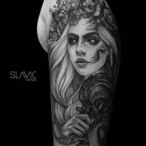 Tetování ve stylu blackwork. Motiv lidé. Střední kérka. Tetovala Marta Levy.