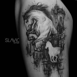 Tetování ve stylu blackwork. Motiv budovy, zvířata. Střední kérka. Tetovala Marta Levy.