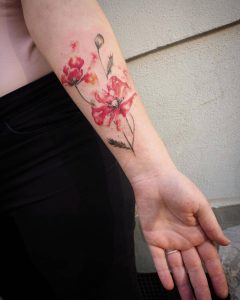 Tetování ve stylu watercolor. Motiv květiny. Malá kérka. Tetovala Eva Brücklerová.