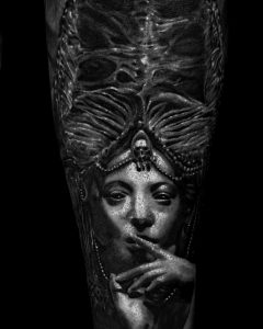 Tetování ve stylu black and grey, realistic. Motiv lidé, portrét. Střední kérka.