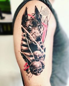 Tetování ve stylu black and grey. Motiv zvířata. Střední kérka.