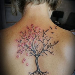 Tetování ve stylu linework. Motiv příroda. Střední kérka. Tetovala Věra Zdrahal.