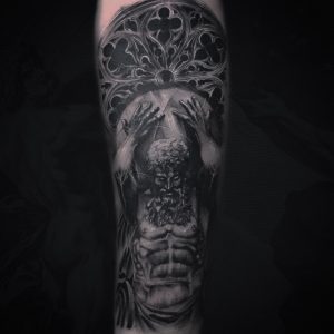 Tetování ve stylu black and grey, realistic. Motiv lidé. Střední kérka.