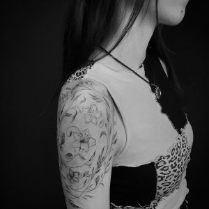 Tetování ve stylu fineline. Motiv květiny. Malá kérka.