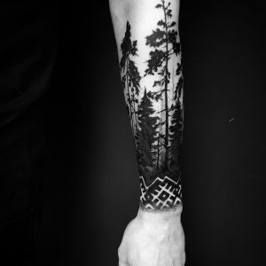 Tetování ve stylu blackwork. Motiv příroda. Střední kérka.