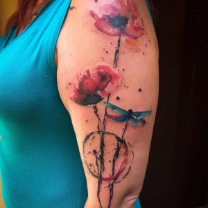Tetování ve stylu blackwork, watercolor. Motiv abstrakce, květiny. Střední kérka.
