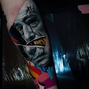 Tetování ve stylu realistic. Motiv graffiti, lidé, portrét. Střední kérka. Tetoval Igor Mitrenga.