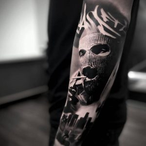 Tetování ve stylu black and grey, realistic. Motiv lidé. Střední kérka. Tetoval Filip Korček.