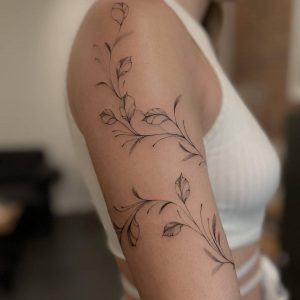 Tetování ve stylu fineline. Motiv květiny. Malá kérka. Tetovala Alena Vorobeva.