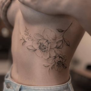 Tetování ve stylu fineline. Motiv květiny. Střední kérka. Tetovala Alena Vorobeva.