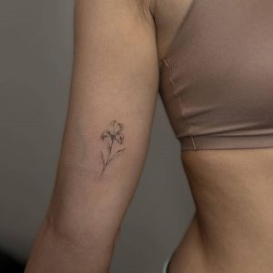 Tetování ve stylu fineline. Motiv květiny. Mini kérka. Tetovala Alena Vorobeva.