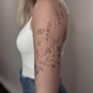 Tetování ve stylu fineline. Motiv květiny. Malá kérka. Tetovala Alena Vorobeva.