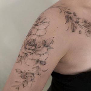 Tetování ve stylu fineline. Motiv květiny. Střední kérka. Tetovala Alena Vorobeva.
