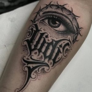 Tetování ve stylu lettering. Motiv nápis. Malá kérka. Tetoval Adam Šárka.